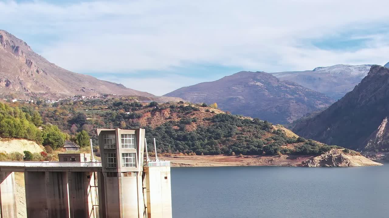 A área de Granada exibe uma paisagem montanhosa perto de um reservatório de água