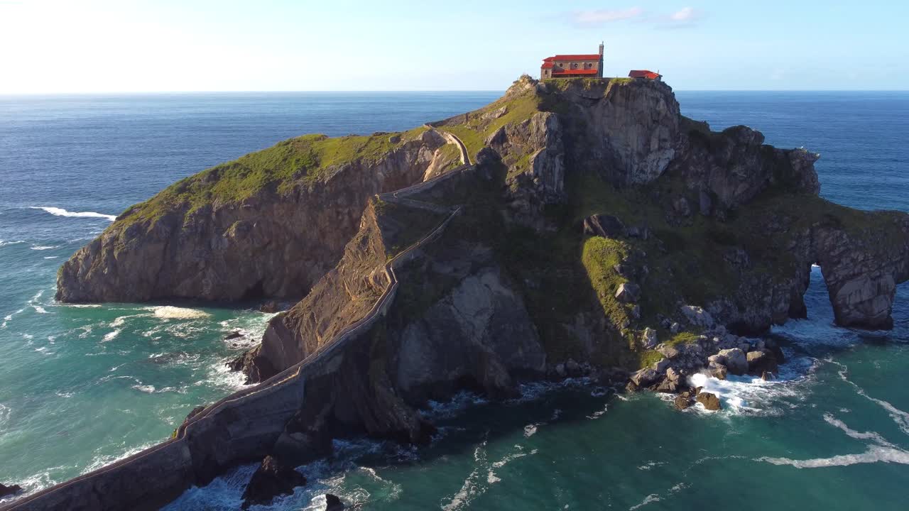 san juan de gaztelugatxe, 스페인 바스크 지방 비스케이 만에 있는 바위섬의 아름다운 조감도