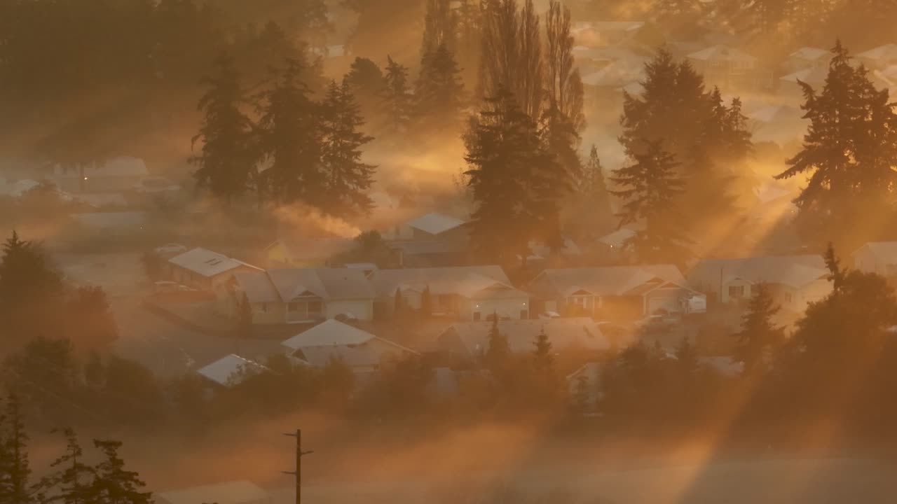 안개를 뚫고 빛나는 햇빛으로 둘러싸인 교외 지역의 조감도