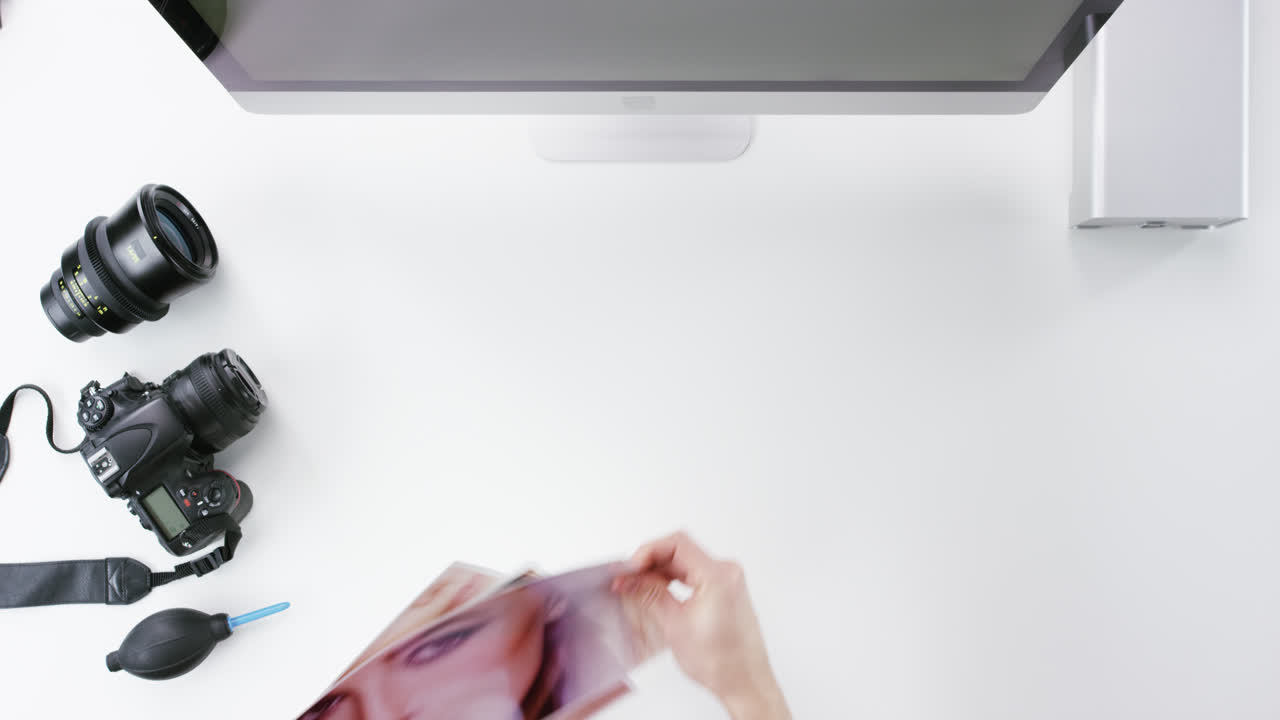 vista superior fotógrafo diseñador gráfico eligiendo imágenes de belleza trabajando en el escritorio desde arriba - dragón épico rojo