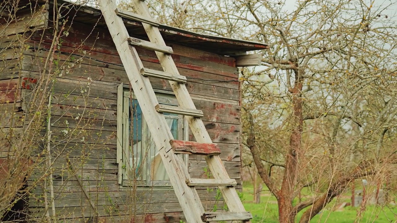 Casa rustica in legno e vecchia scala rivelano una tranquilla vita rurale nella primavera lettone