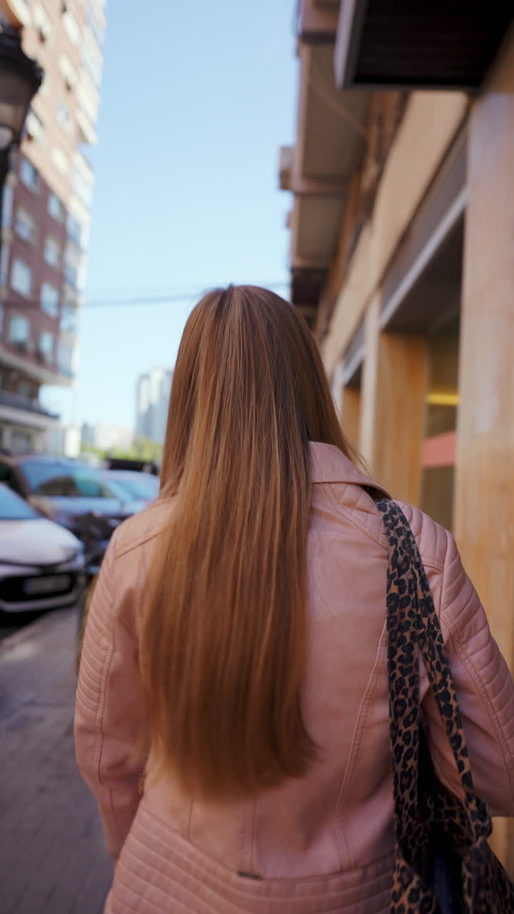 도시 거리를 걷는 여자