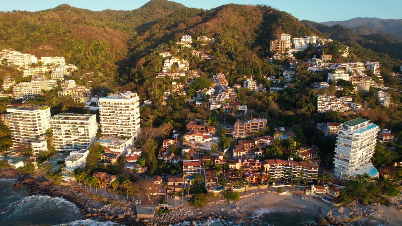 hoteles en la costa montañosa en playa amapas, puerto vallarta méxico al atardecer, antena
