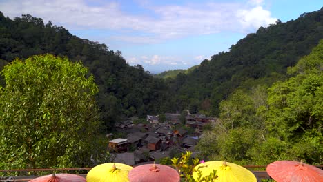 paisaje increíble en el hermoso pueblo en lo profundo de la exuberante jungla