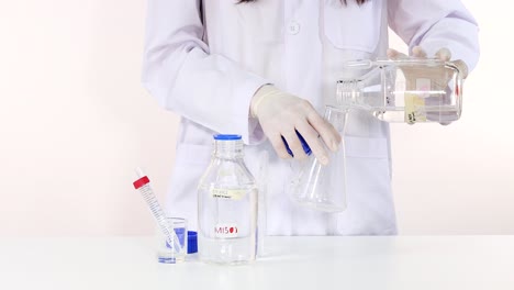 demostrando el cambio de color en una reacción química