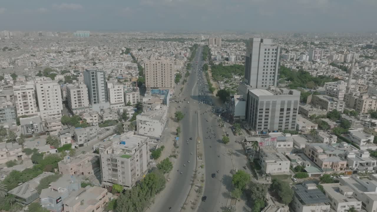 vista aérea a lo largo de la carretera shahra-e-qaideen en el mercado de karachi en un día soleado