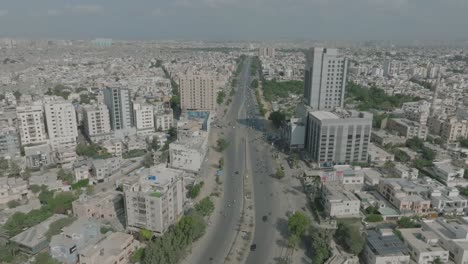 Vista-Aérea-A-Lo-Largo-De-La-Carretera-Shahra-e-qaideen-En-El-Mercado-De-Karachi-En-Un-Día-Soleado