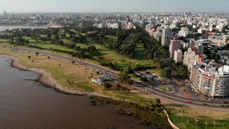 Un-Green-Y-Una-Calle-Prístinos-Del-Club-De-Golf-Con-Paisajes-Bien-Mantenidos