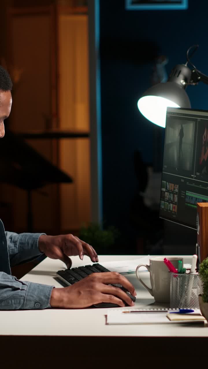Mand, der arbejder på computer om natten