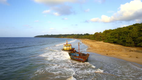 imágenes de drones del naufragio en la jungla de puerto viejo.
