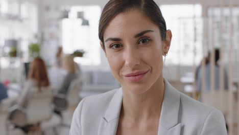 retrato hermosa mujer de negocios sonriendo emprendedor feliz disfrutando de una exitosa empresa de nueva creación orgulloso gerente en el espacio de trabajo de la oficina