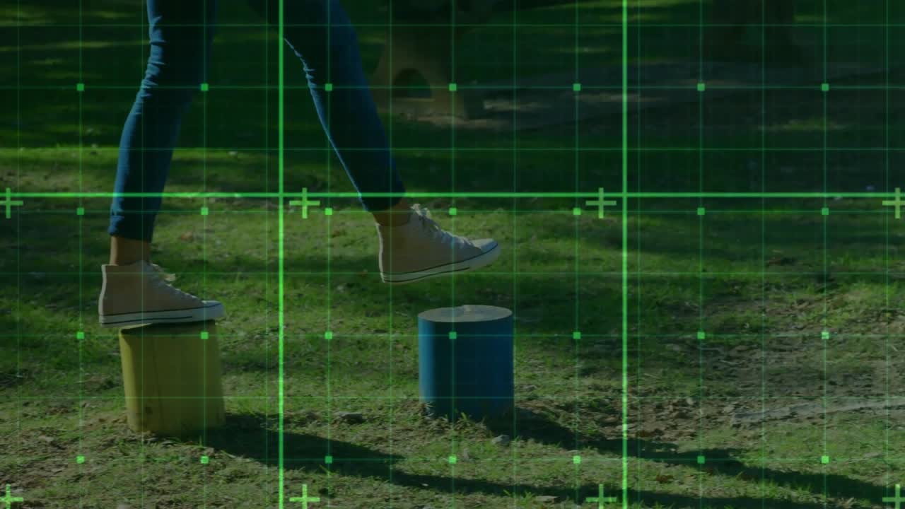 Donna che sale su un cilindro rosso, navigando tra ceppi colorati con una griglia verde che guida l'allenamento per la salute.