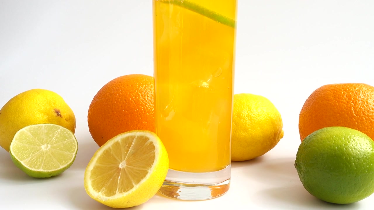 Preparazione di limonata con ghiaccio e lime