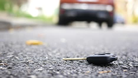 las llaves del coche perdidas en la calle.