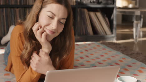 Hermosa-Mujer-Hablando-Con-Su-Prometido-Usando-Una-Aplicación-De-Internet-En-Una-Computadora-Portátil-Enamorada-En-Casa