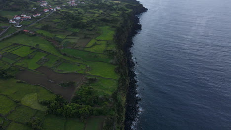 Luftaufnahme-Einiger-Riesiger-Basaltfelsen-Auf-Den-Azoren-Der-Insel-Pico