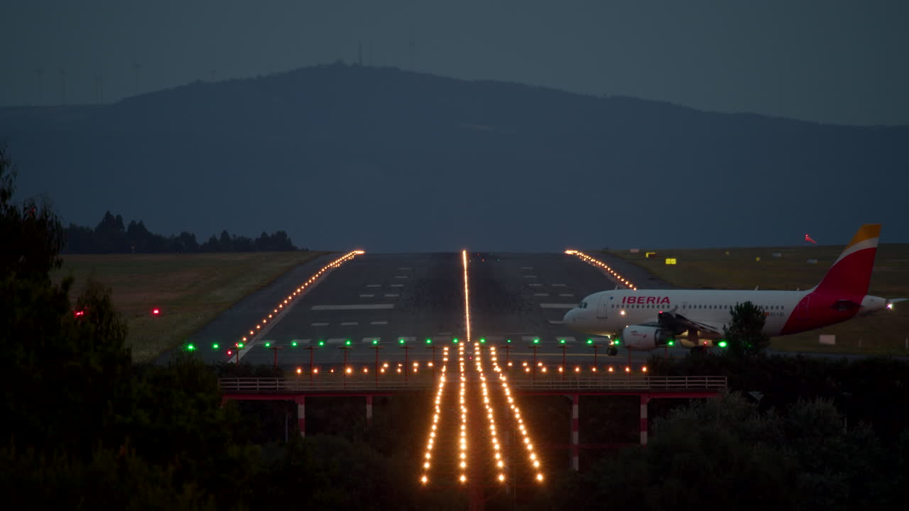 밤에 착륙하는 비행기