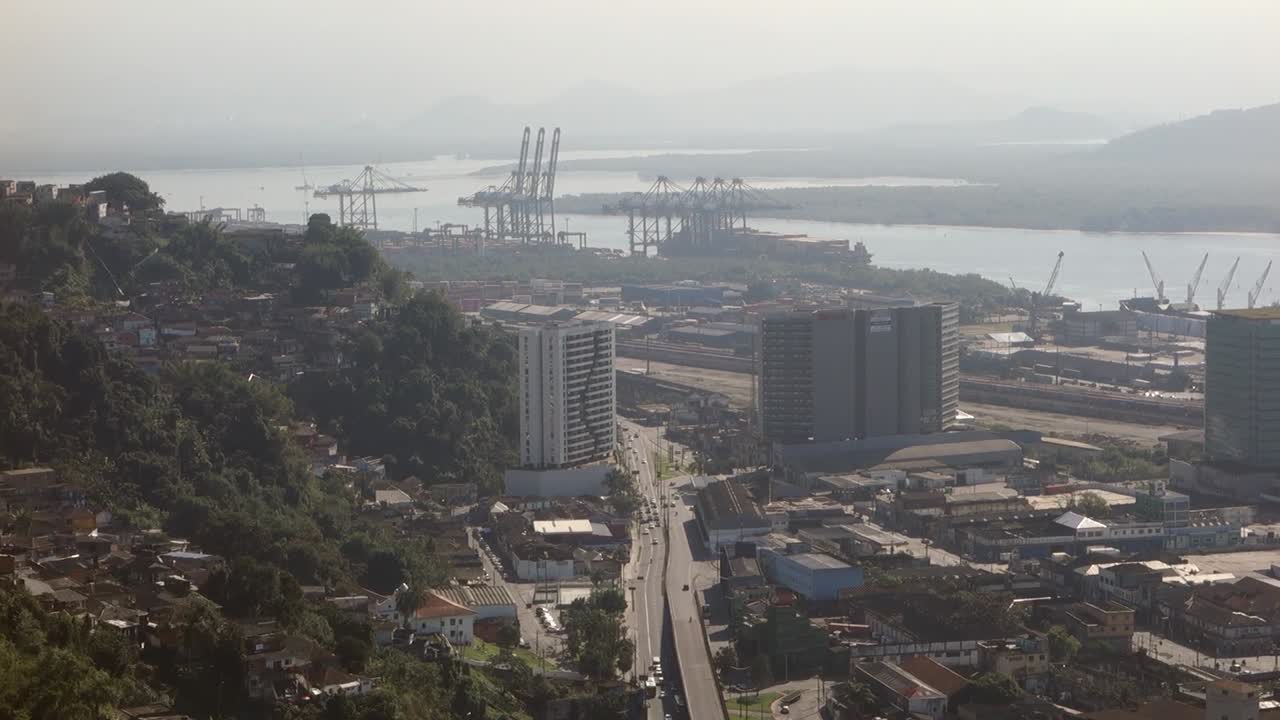 Ampia veduta aerea del porto di Santos e del paesaggio urbano, costa di San Paolo, Brasile