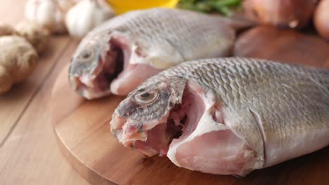 pescado crudo listo para cocinar