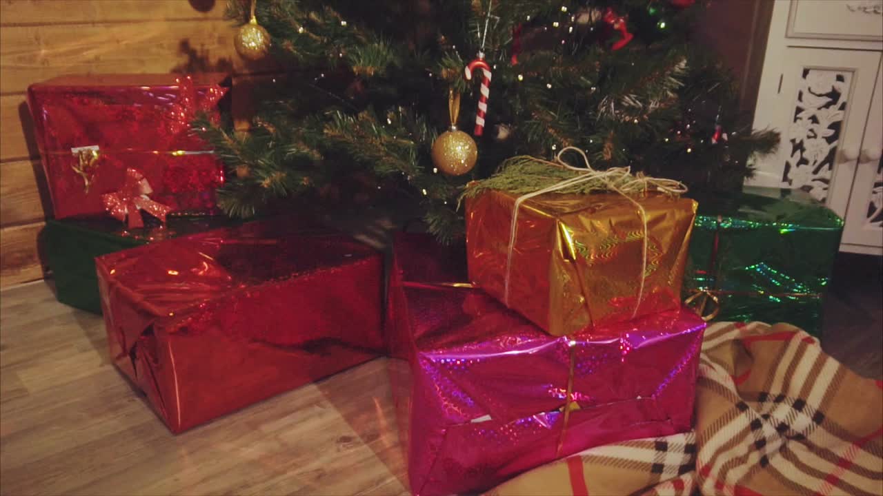 regalos de navidad y decoraciones de árboles