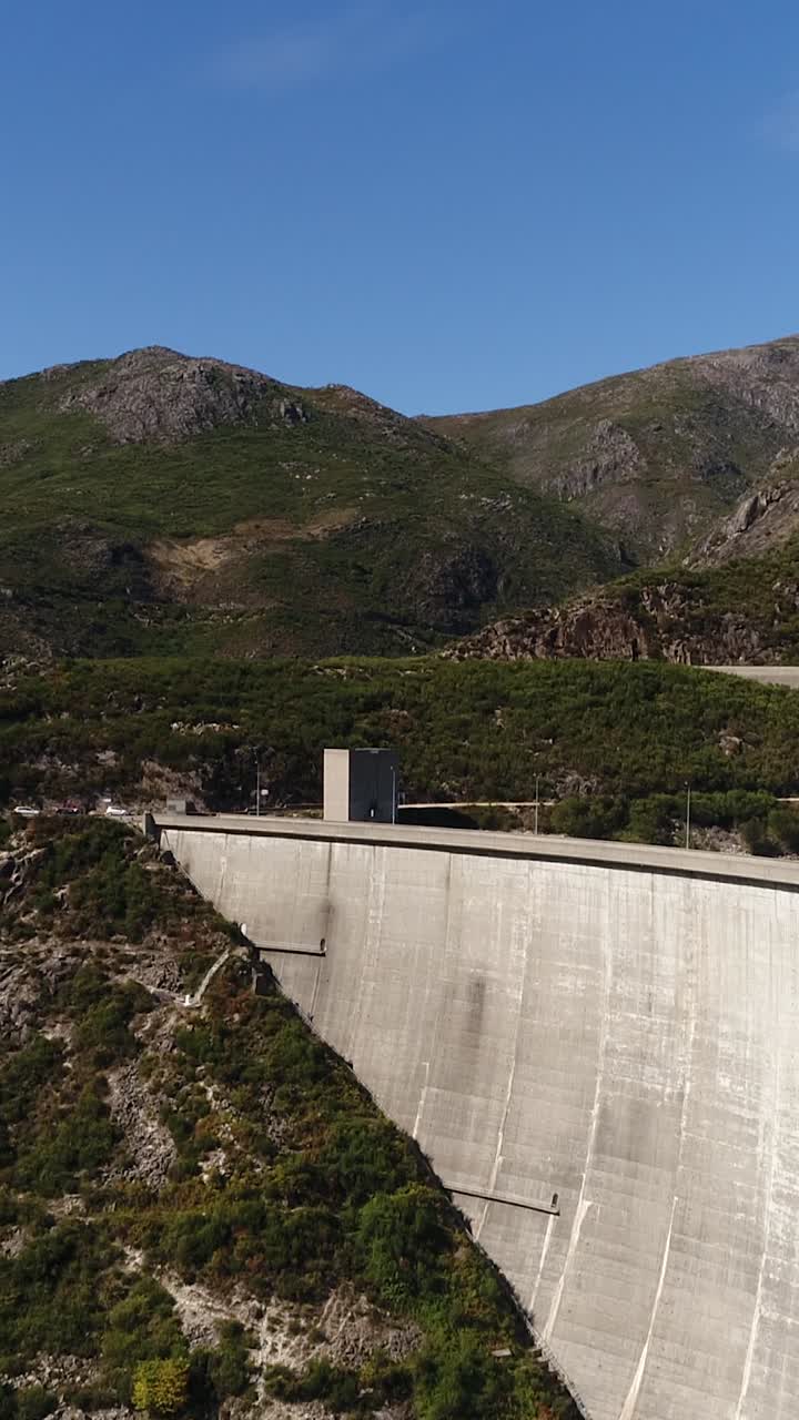 de la presa de vilarinho das furnas en portugal vídeo vertical