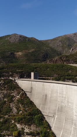 de la presa de vilarinho das furnas en portugal vídeo vertical