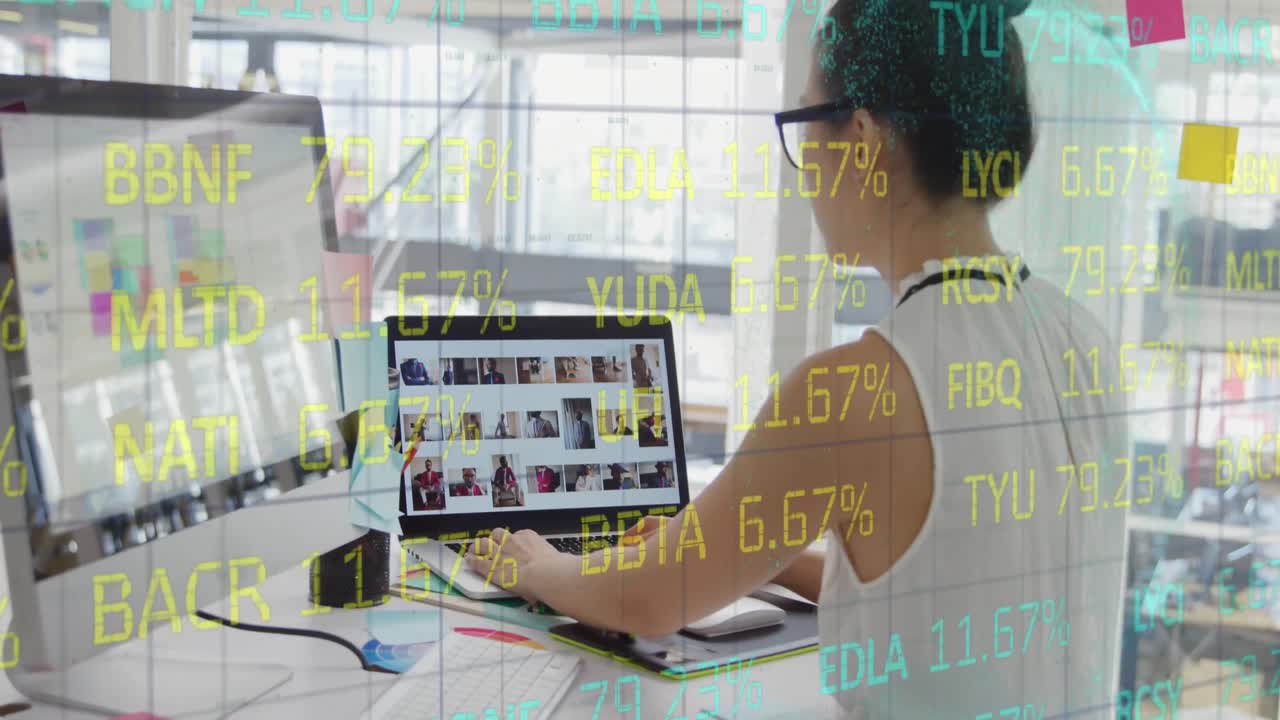 animación del procesamiento de datos del mercado de valores sobre una diseñadora gráfica asiática utilizando una computadora