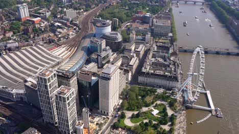 vista aérea de la estación de tren de waterloo y el río támesis, londres, reino unido