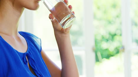 Women-drinking-watter