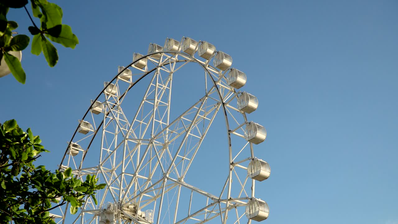 колесо обозрения в парке развлечений