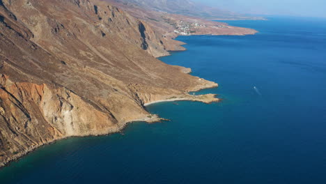 Vista-Aérea-De-La-Isla-De-Creta-Con-Hora-Sfakion-En-La-Distancia-De-Loutro-En-Grecia