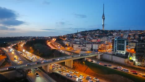 tráfico de la ciudad al anochecer