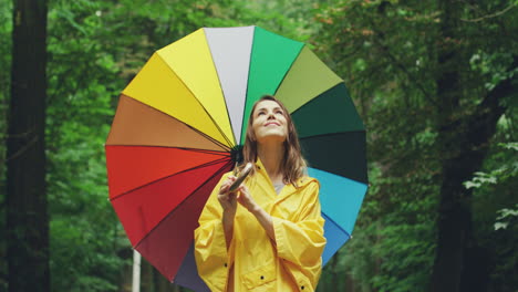 Retrato-De-Una-Mujer-Joven-En-Un-Impermeable-Amarillo