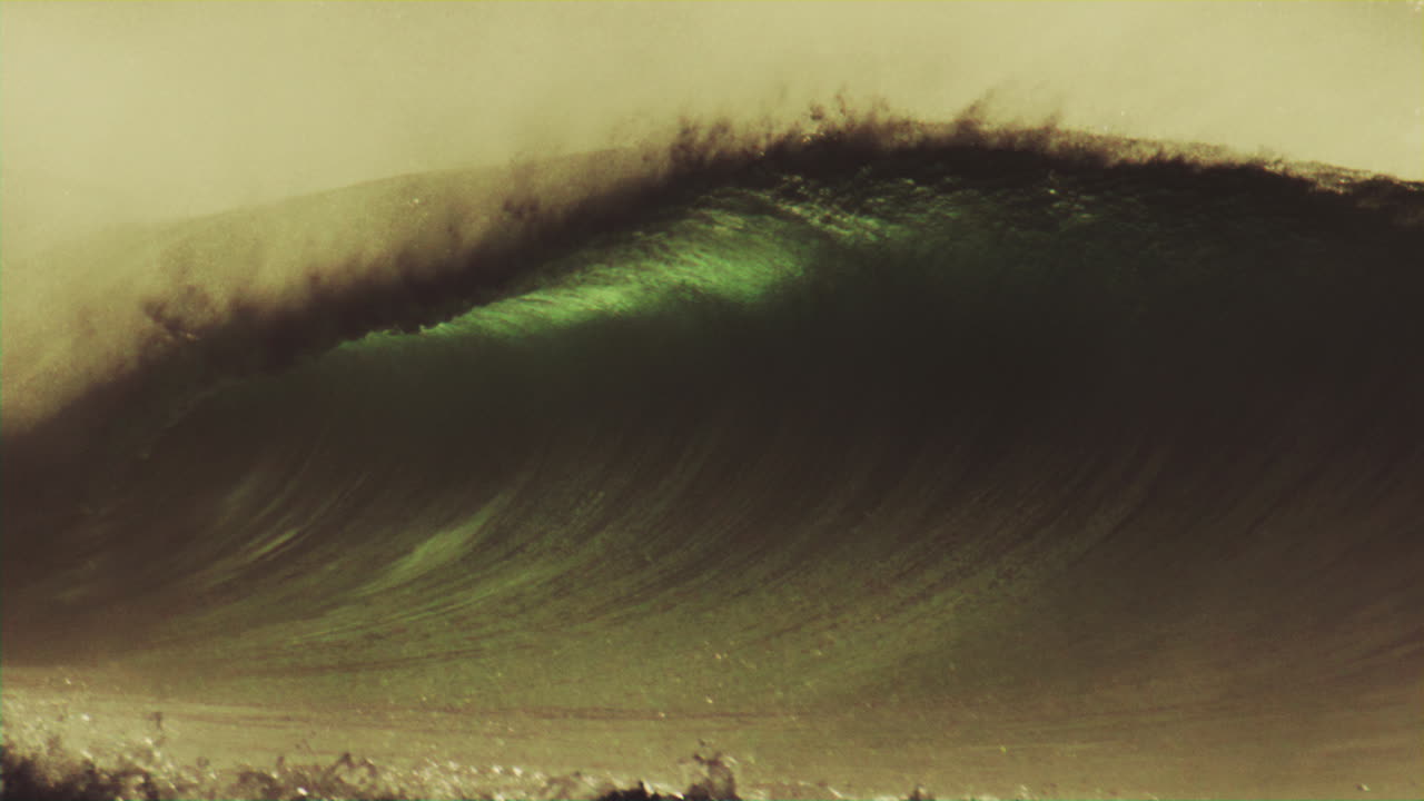 완벽한, 극도로 강력한, 무거운 입술을 가진 빈 바의 파도, 부드러운, 이른 아침의 빛이 파도를 가로질러 춤을 추고, 바다 바람이 바다 위로 바람을 끌어올리면서 바다 안개가 어집니다.