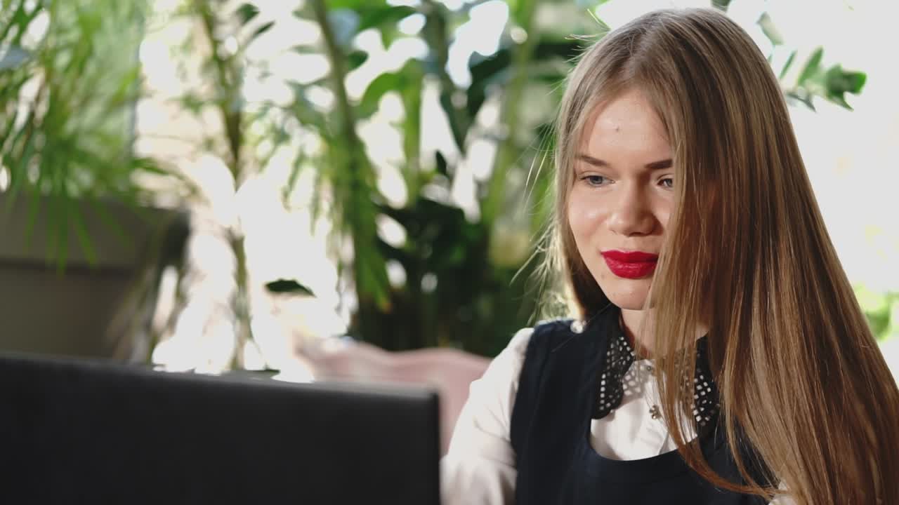 женщина работает на ноутбуке в кафе