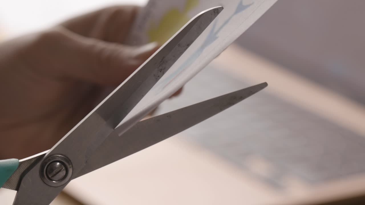 종이 위에 그림을 잘라내는 교사