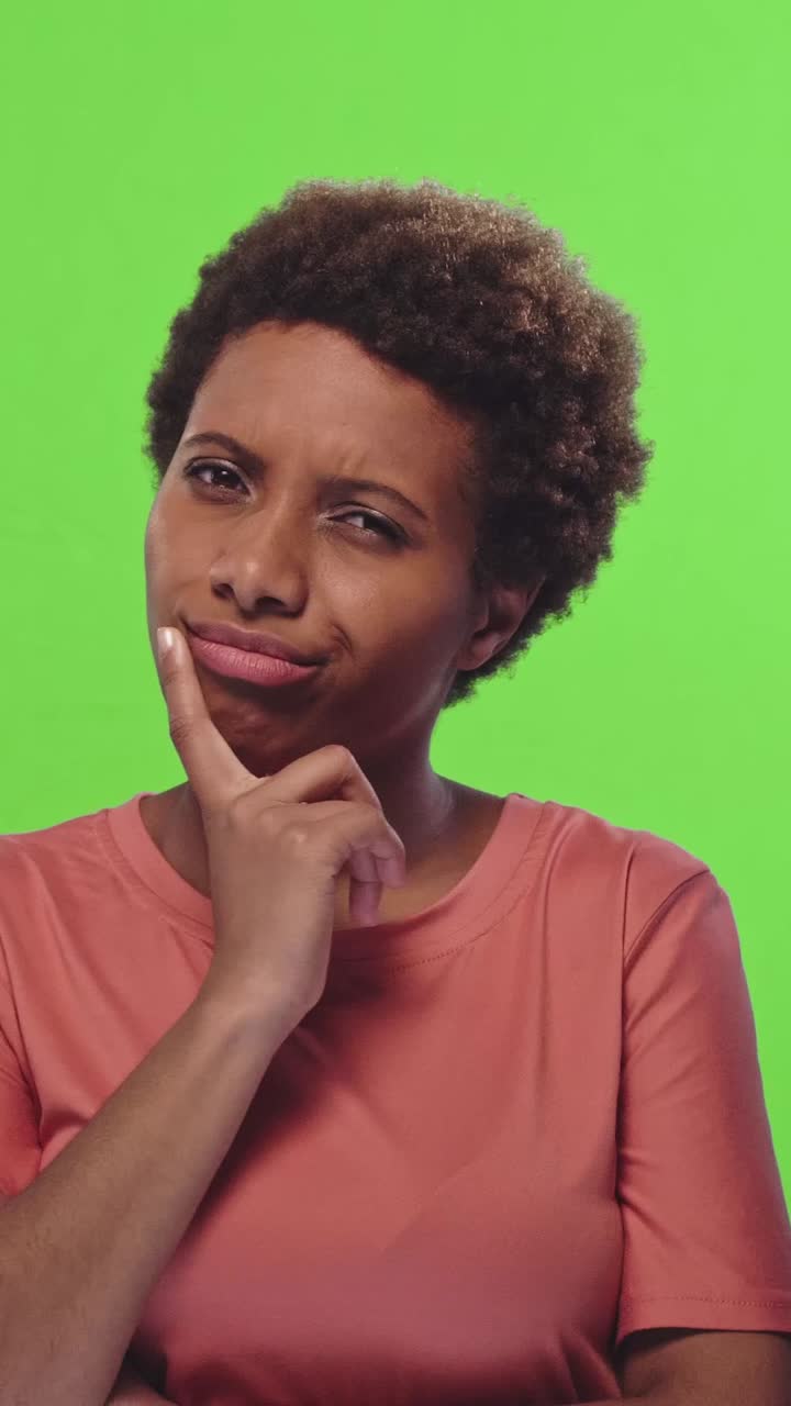 joven negra reflexiva contra un fondo colorido
