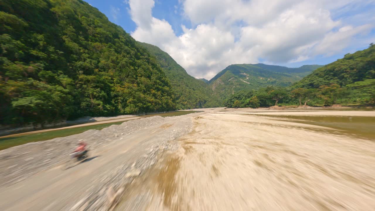 Volo aereo su un letto di fiume prosciugato tra montagne verdi in estate - Muchas Aguas nella Repubblica Dominicana