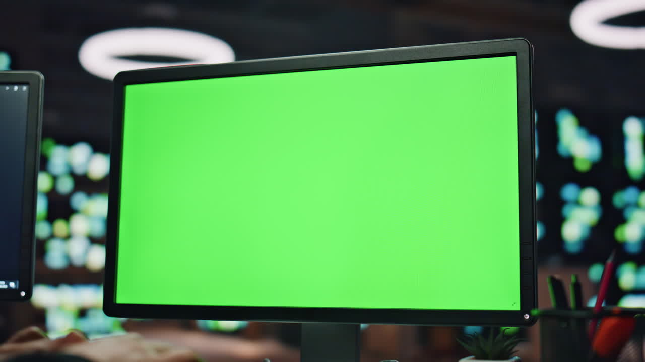 hombre codificando maquete de computadora en el centro de datos de primer plano. ingeniero de software escribiendo código