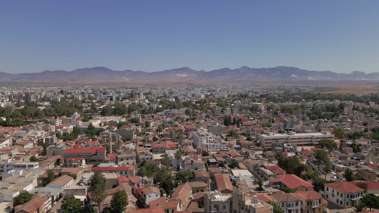 Ripresa aerea 4k della Città Vecchia di Nicosia a Cipro del Nord