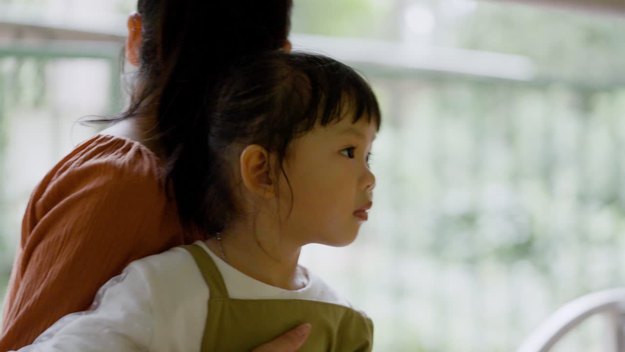 경치를 바라보는 엄마와 아이