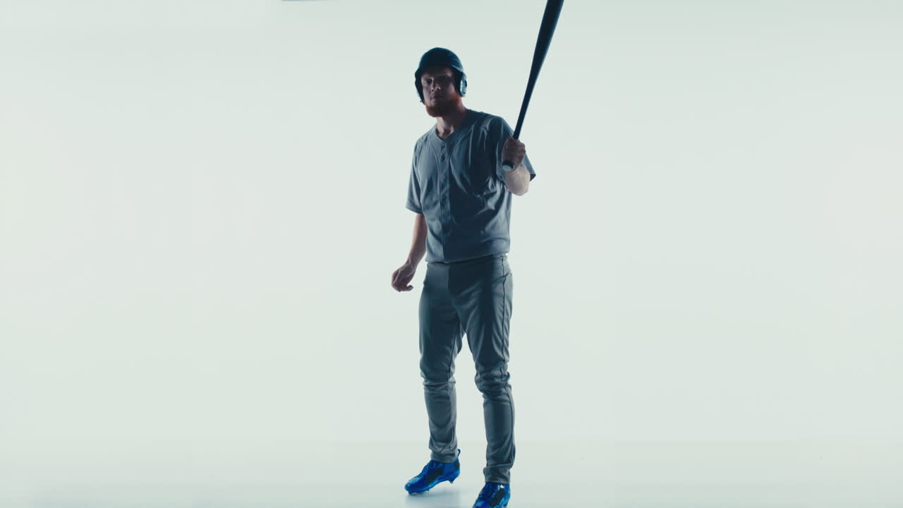 jugador de béisbol profesional caucásico posando aislado en fondo blanco. 4k uhd 60 fps cámara lenta