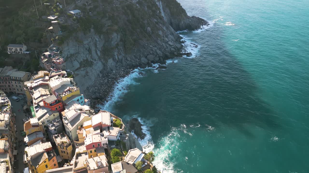공중 후퇴는 vernazza, cinque terre, 이탈리아를 드러 ⁇ 니다.