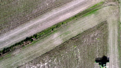 imágenes de drones de la cosecha de soja en un campo agrícola con una cosechadora o tractor, ángulo hacia abajo