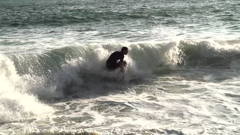 Skimboarden-In-Zeitlupe-Am-Strand-Während-Des-Sonnenuntergangs-In-Kalifornien