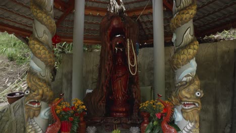 señora estatua de buda en un templo budista en da lat, vietnam