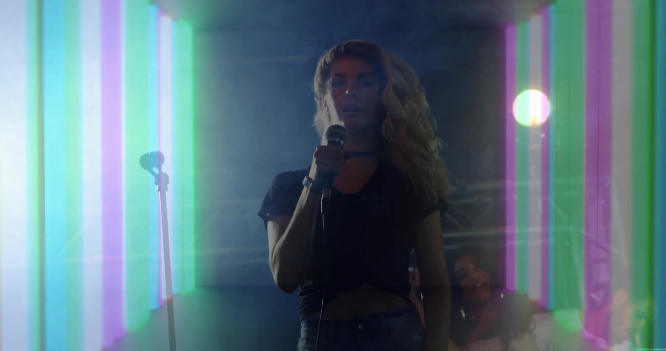 Il beat che parte, la cantante solista che scuote i capelli, ondeggiando, avvicinando il microfono, esibendosi tra luci LED