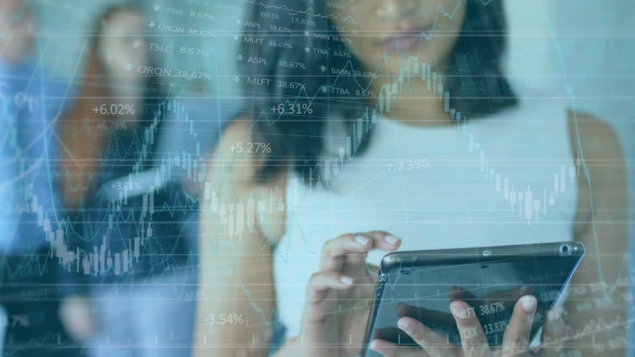 animación del procesamiento de datos financieros sobre una mujer de negocios que usa una tableta