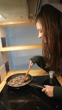 el corazón de la mujer cocinando