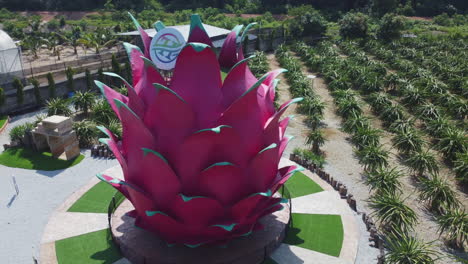 Vista-De-Drones-De-Una-Estatua-De-Fruta-De-Dragón-En-Un-Huerto-De-Frutas-De-Dragón-En-Bagan-Lalang